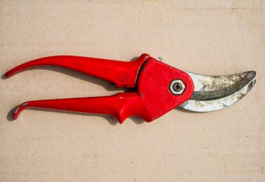 kağıt üzerinde kırmızı kesme makineleri