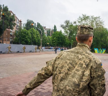 Kryvyi Rih, Ukrayna-07.05.2016: Zafer Bayramı kutlamaları 09 Mayıs 2016 Kryvyi Rih, Ukrayna, meçhul asker mezarı önünde. Eski SSCB ülkeleri halkı Dünya Savaşı'nda Nazi Almanya'sı üzerinde zafer 71th yıldönümünü kutladı