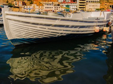 Yün, Crimea. Ukrayna - 26 Temmuz 2010: tekne güneşli bir iskelede
