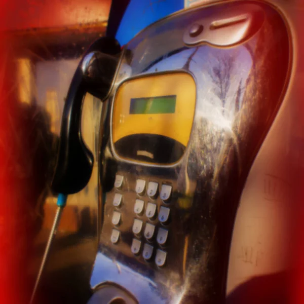 模糊的背景 旧的付费电话在城市环境中 — 图库照片