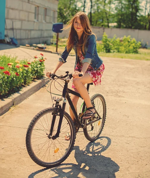 Девушка Велосипеде Солнечный Летний День — стоковое фото