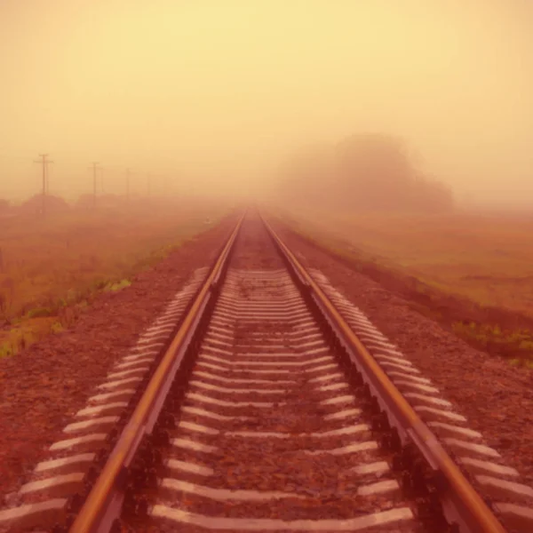 背景をぼかし 霧の中の鉄道 — ストック写真