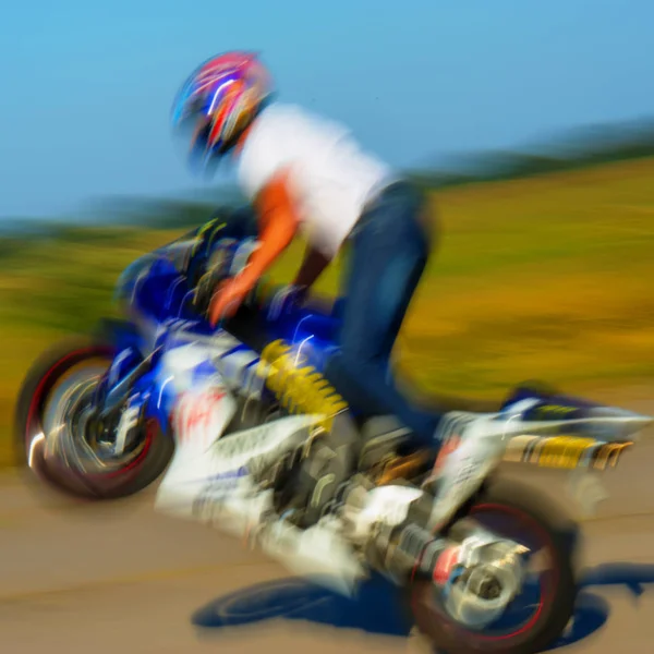 Fundo Borrado Passeios Cavaleiro Uma Motocicleta Esportiva Alta Velocidade — Fotografia de Stock