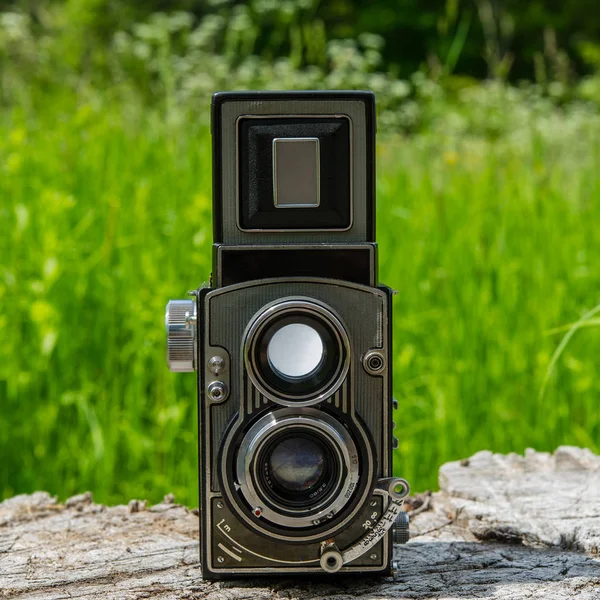 Vecchia Macchina Fotografica Film Uno Sfondo Erba Verde — Foto Stock