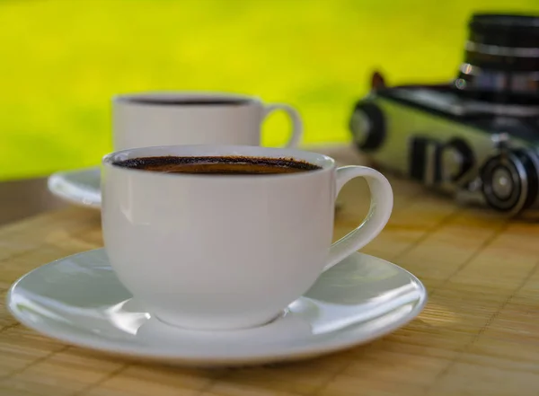 Alte Filmkamera Und Eine Tasse Kaffee — Stockfoto