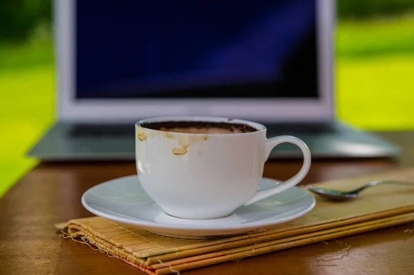 Šálek Kávy Blízkosti Pozůstatky Laptop — Stock fotografie