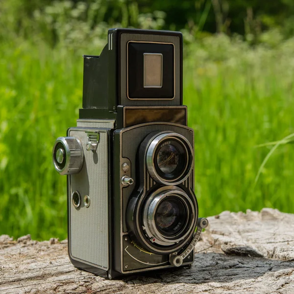 緑の草の背景に古いフィルム カメラ — ストック写真