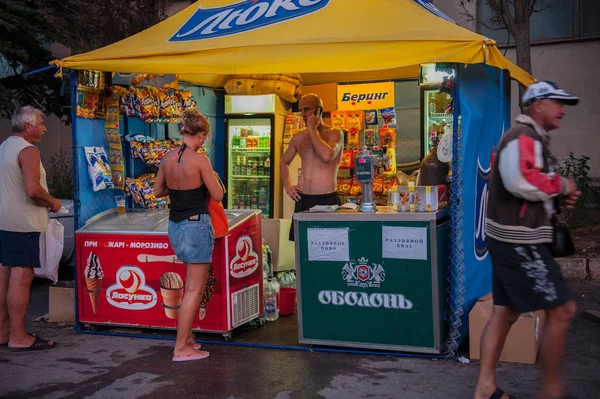 Balaklava Crimea Ucraina Luglio 2010 Turisti Rilassano Sul Lungomare Sera — Foto Stock