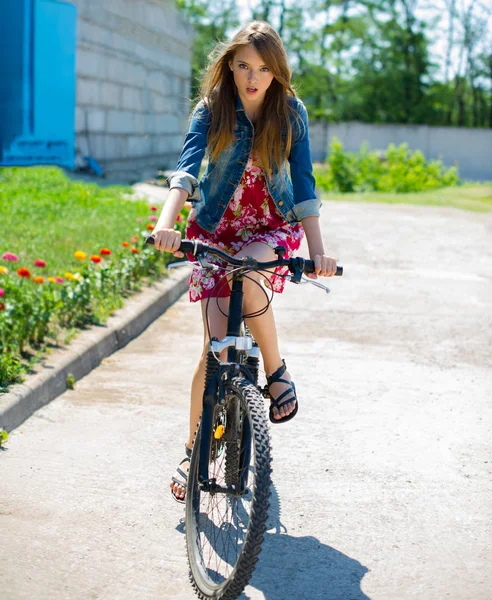 Девушка Велосипеде Солнечный Летний День — стоковое фото