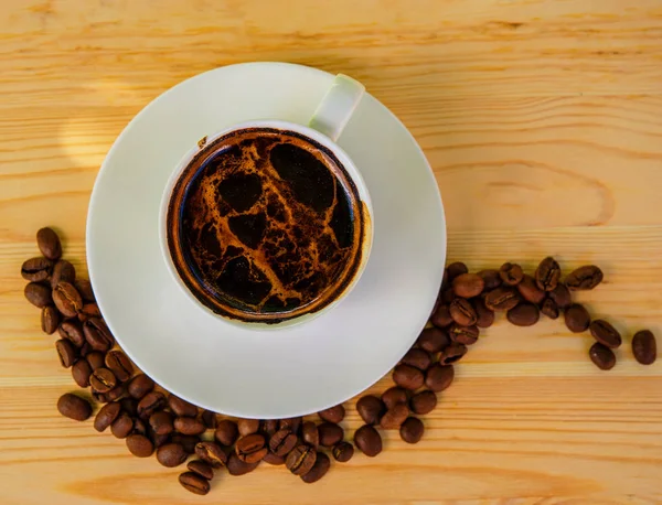 Tasse Kaffee Und Kaffeebohnen Auf Einem Holztisch — Stockfoto