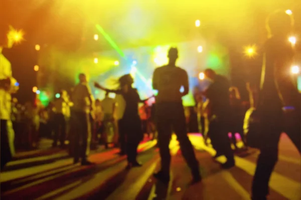 Mladí Lidé Tančí Baví Noci Diskotéka Rozmazané Zázemí — Stock fotografie