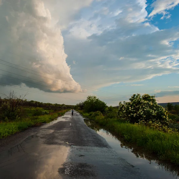 Alte Straße Und Die Regenwolken Frühlingslandschaft — Stockfoto