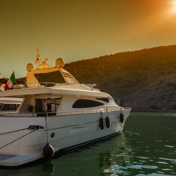 Deniz Yat bir güneşli yaz günü Bay