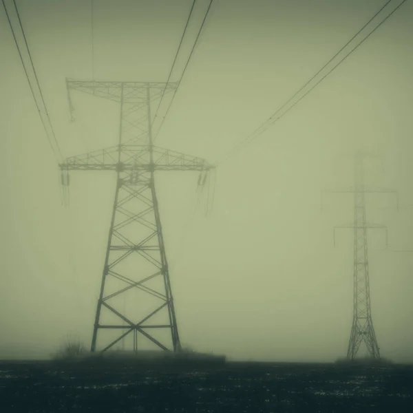 Landschap Met Elektrische Leidingen Een Veld Een Bewolkte Mistige Dag — Stockfoto