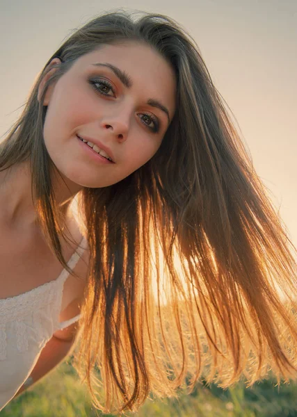 Ritratto Una Ragazza Con Capelli Contro Cielo Della Sera — Foto Stock