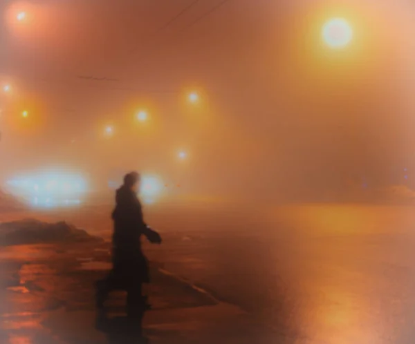 Autók Közúti Gyalogosok Elmosódott Háttér Éjszaka Ködben — Stock Fotó