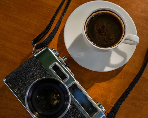 旧电影相机和一杯咖啡 — 图库照片