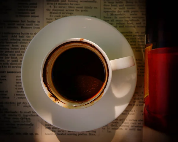 Tasse Kaffee Mit Den Resten Der Offenen Seite Des Magazins — Stockfoto