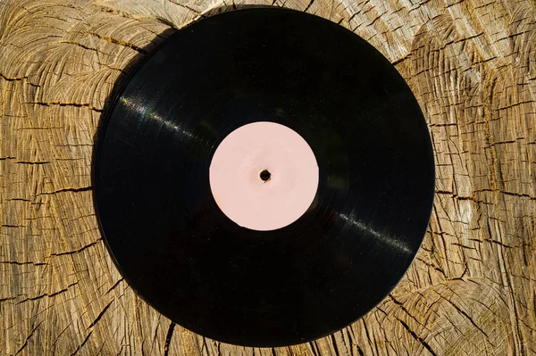 Régi Vinyl Lemez Fekszik Egy Fából Készült Háttér — Stock Fotó