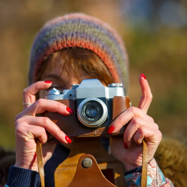 woman photographs the analog camera, the age of 40 years