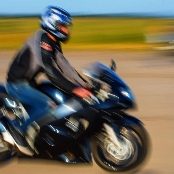 Fundo Borrado Passeios Cavaleiro Uma Motocicleta Esportiva Alta Velocidade — Fotografia de Stock