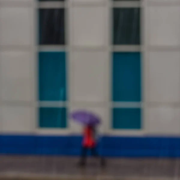 Wanita Dengan Payung Hujan Datang Kota Musim Gugur Latar Belakang — Stok Foto