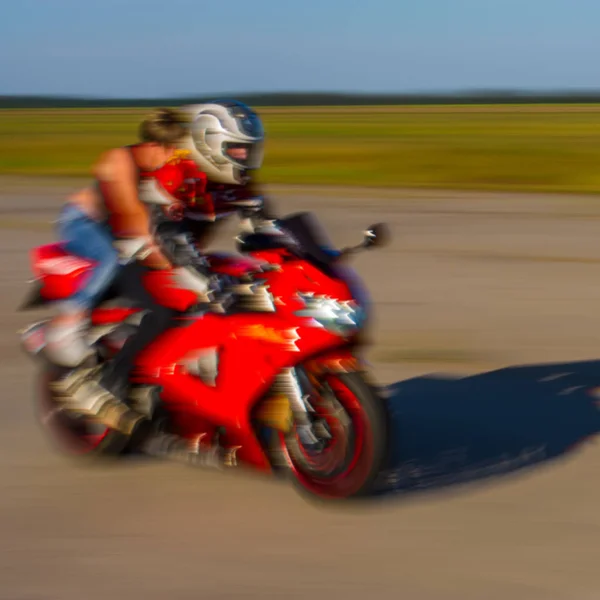 Fundo Borrado Passeios Cavaleiro Uma Motocicleta Esportiva Alta Velocidade — Fotografia de Stock