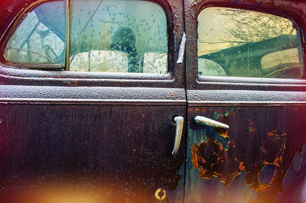 Старая Заброшенная Машина Покрытая Снегом — стоковое фото