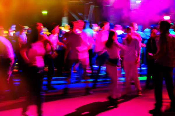 Jonge Mensen Ontspannen Dansen Een Disco Avond Onscherpe Achtergrond — Stockfoto