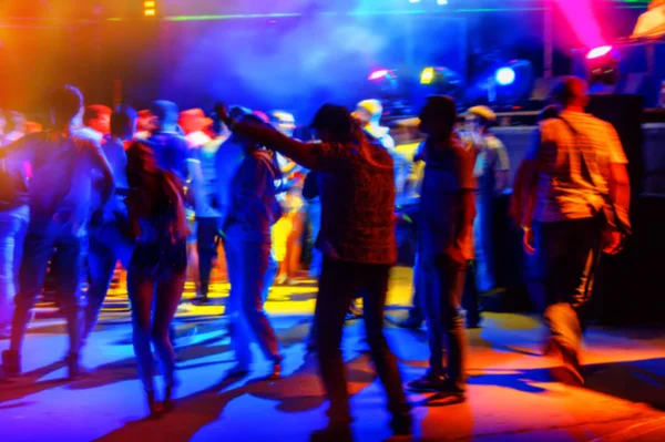 Jóvenes Relajarse Bailar Una Noche Discoteca Fondo Borroso Imagen de archivo