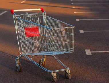 Park yerinin süpermarkette alışveriş sepeti boş