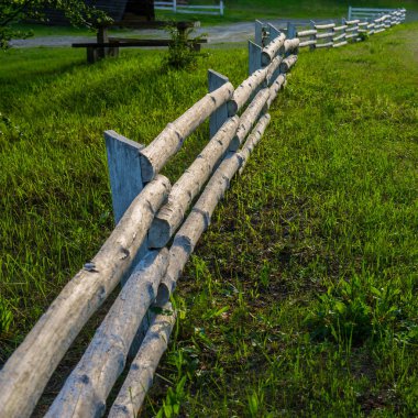 kırsal manzara ahşap çit ve ağaçlar