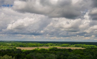 bahar manzara bulutlar ve orman güneşli gün