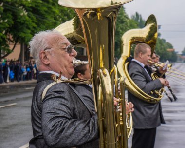 Kryvyi Rih, Ukrayna-07.05.2016: Zafer Bayramı kutlamaları 09 Mayıs 2016 Kryvyi Rih, Ukrayna, meçhul asker mezarı önünde. Eski SSCB ülkeleri halkı Dünya Savaşı'nda Nazi Almanya'sı üzerinde zafer 71th yıldönümünü kutladı