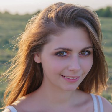 Akşam genç kız portresi