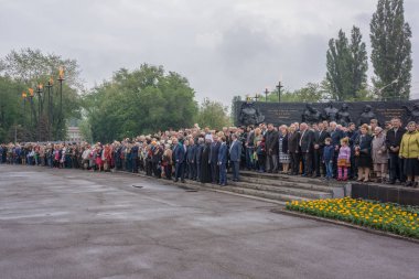 Kryvyi Rih, Ukrayna-07.05.2016: Zafer Bayramı kutlamaları 09 Mayıs 2016 Kryvyi Rih, Ukrayna, meçhul asker mezarı önünde. Eski SSCB ülkeleri halkı Dünya Savaşı'nda Nazi Almanya'sı üzerinde zafer 71th yıldönümünü kutladı