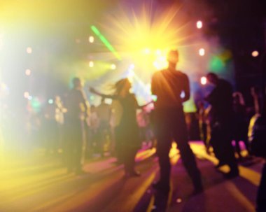 Genç insanlar rahatlatıcı ve eğlenceli bir gece kulübünde, sahip arka plan bulanık
