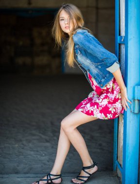 güzel kız güneşli bir günde kamera için poz veriyor