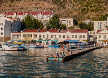 Balaklava, Crimea. Ukrayna - 25 Temmuz 2010: görünüm Körfezi ve Marinalar tekneler ve yatlar ile gezinti