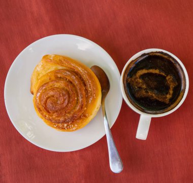 fincan kahve ve çörek plaka üzerinde