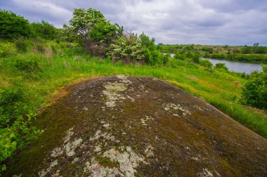 Yatay, granit kayalar ve bozkır bir Nehri