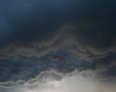 gün batımında gri fırtına bulutları