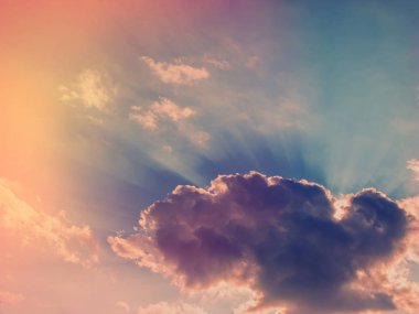 bulutlar, güneş ışınlarından güneşli bir gün