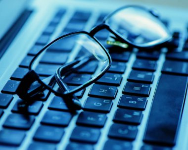Laptop klavye üzerinde yalan gözlük