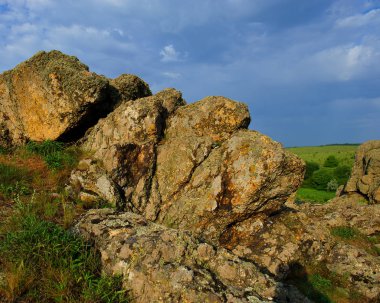 taşlar ve alan mavi gökyüzü altında