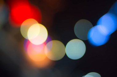 Karanlık bir arka plan üzerinde renkli ışıklar lekeler