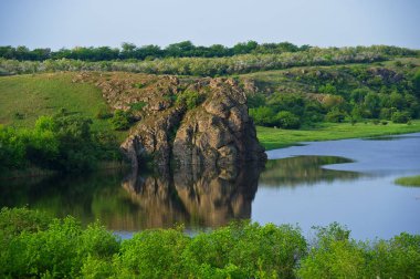 kayalar ve nehir, bahar manzara