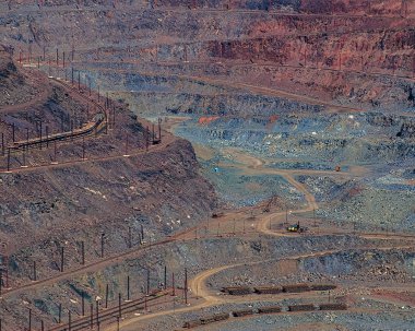 Endüstriyel çukur demir cevheri madenciliği, demiryolu ve karayolu ile cevheri teslim