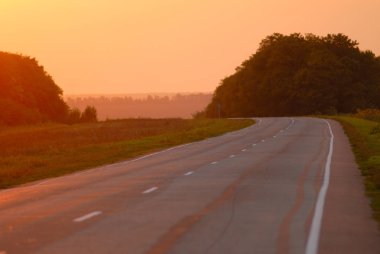 Gün batımında eski asfalt yol
