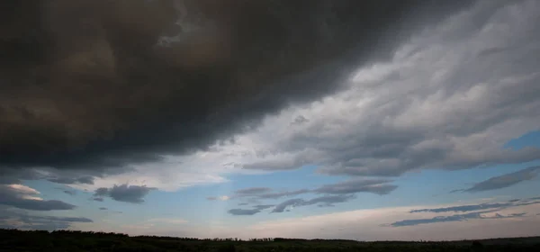 Τοπίο Σύννεφα Καταιγίδας Στην Εξοχή Την Άνοιξη — Φωτογραφία Αρχείου